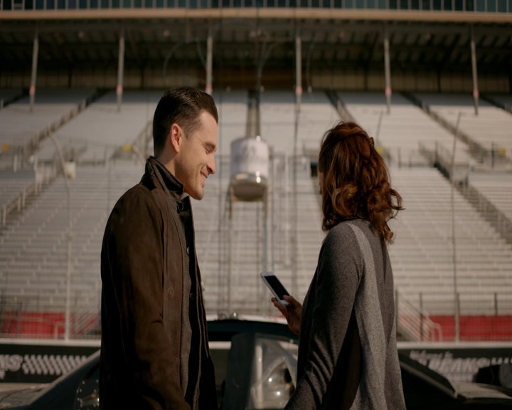 VampireDiaries-dot-nl_VampireDiaries-8x11YouMadeAChoiceToBeGood0703.jpg