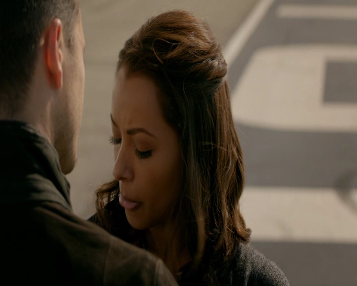 VampireDiaries-dot-nl_VampireDiaries-8x11YouMadeAChoiceToBeGood0710.jpg