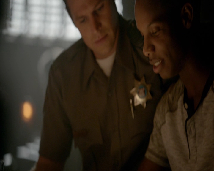 VampireDiaries-dot-nl_VampireDiaries-8x11YouMadeAChoiceToBeGood0970.jpg