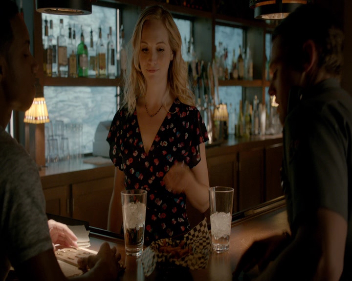 VampireDiaries-dot-nl_VampireDiaries-8x11YouMadeAChoiceToBeGood0981.jpg