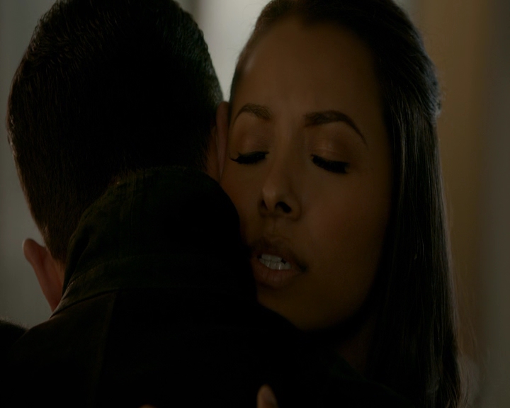 VampireDiaries-dot-nl_VampireDiaries-8x11YouMadeAChoiceToBeGood1824.jpg