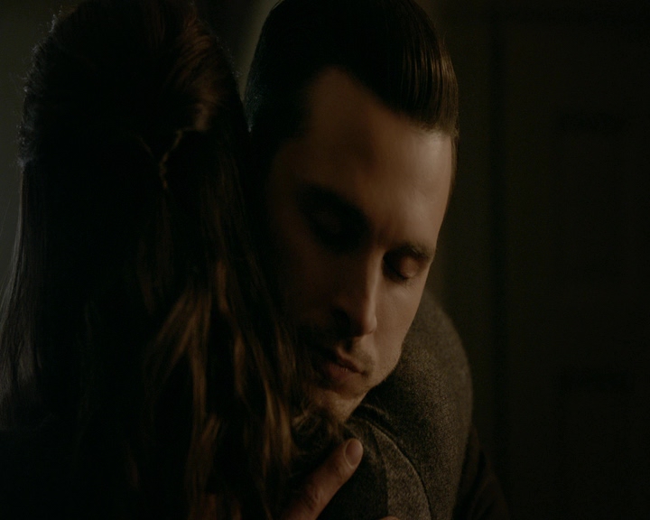 VampireDiaries-dot-nl_VampireDiaries-8x11YouMadeAChoiceToBeGood1826.jpg