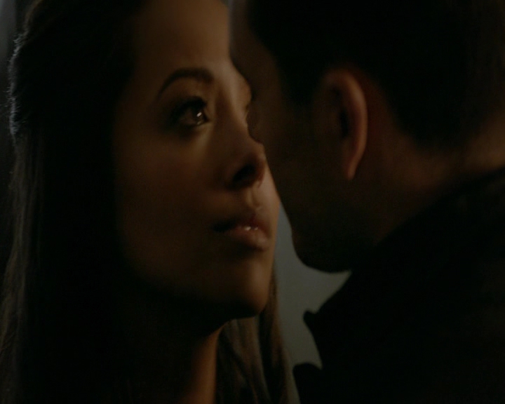 VampireDiaries-dot-nl_VampireDiaries-8x11YouMadeAChoiceToBeGood1890.jpg