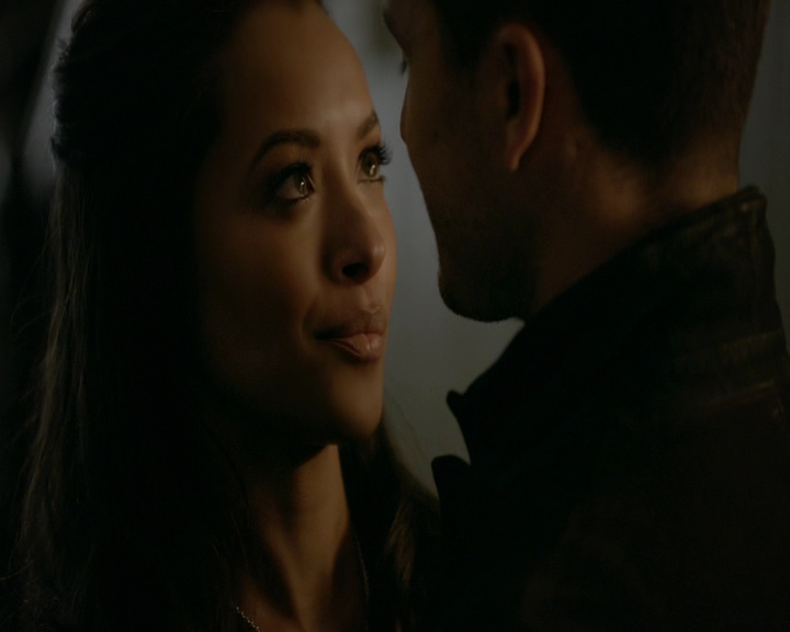 VampireDiaries-dot-nl_VampireDiaries-8x11YouMadeAChoiceToBeGood1909.jpg