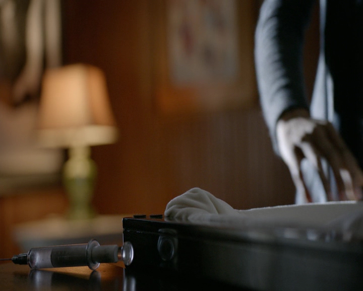 VampireDiaries-dot-nl_VampireDiaries-8x11YouMadeAChoiceToBeGood2143.jpg