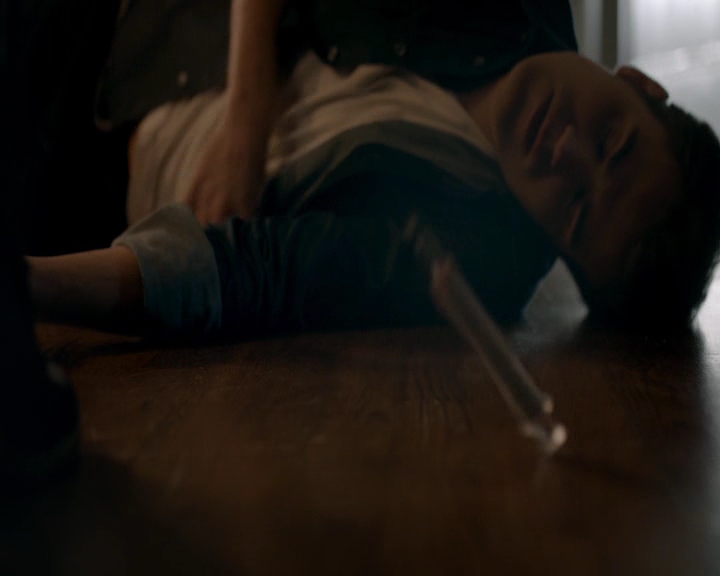 VampireDiaries-dot-nl_VampireDiaries-8x11YouMadeAChoiceToBeGood2317.jpg