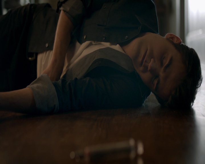 VampireDiaries-dot-nl_VampireDiaries-8x11YouMadeAChoiceToBeGood2326.jpg