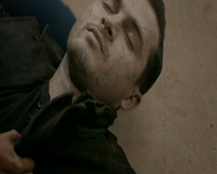 VampireDiaries-dot-nl_VampireDiaries-8x11YouMadeAChoiceToBeGood2336.jpg