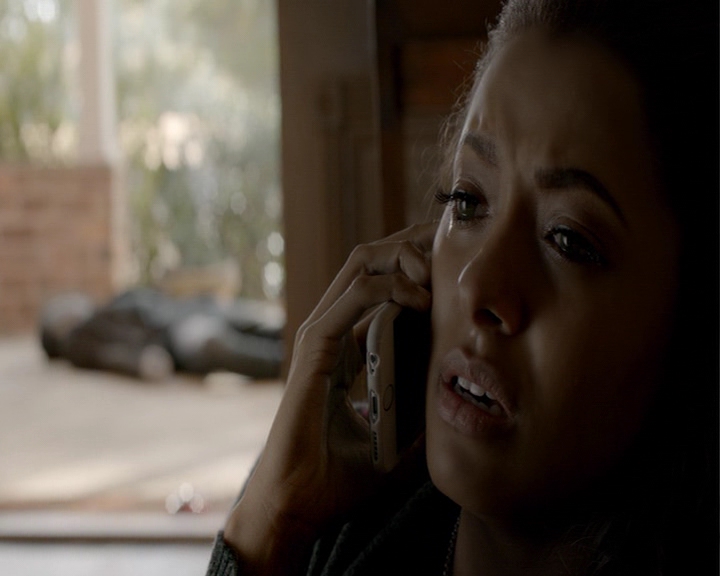 VampireDiaries-dot-nl_VampireDiaries-8x12WhatAreYou0095.jpg