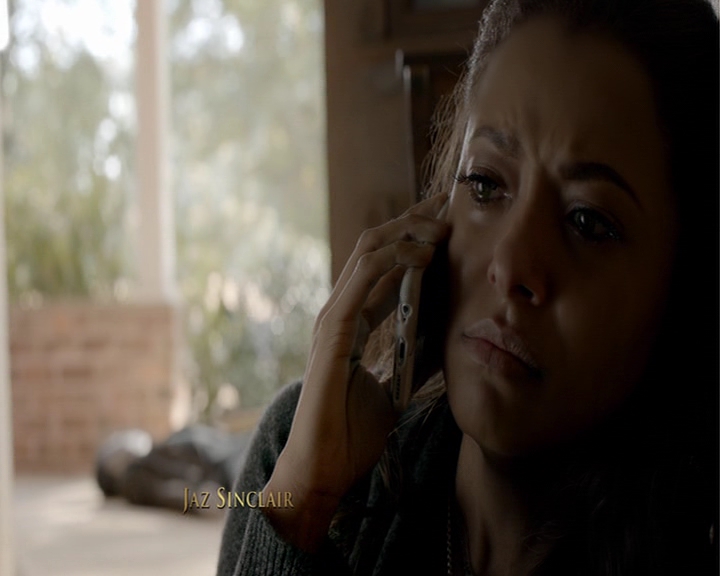 VampireDiaries-dot-nl_VampireDiaries-8x12WhatAreYou0117.jpg