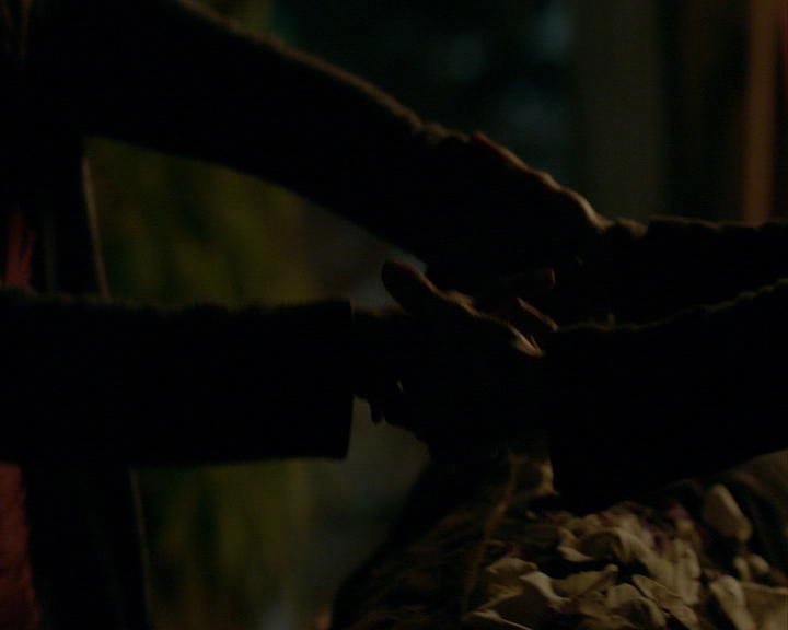 VampireDiaries-dot-nl_VampireDiaries-8x12WhatAreYou1200.jpg