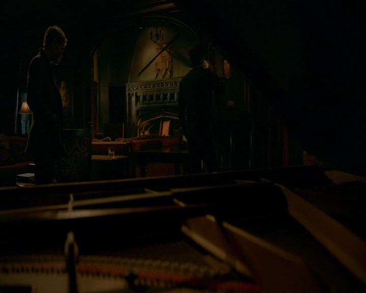 VampireDiaries-dot-nl_VampireDiaries-8x12WhatAreYou2095.jpg
