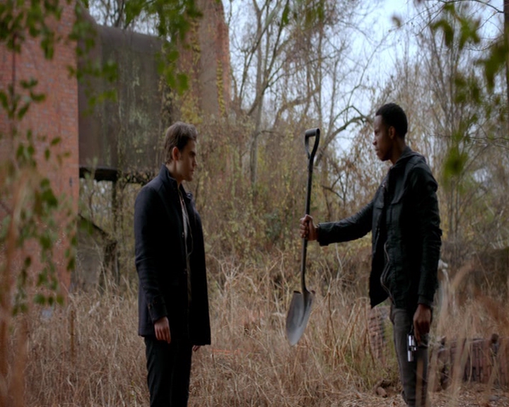 VampireDiaries-dot-nl_VampireDiaries-8x13TheLiesWillCatchUpToYou0516.jpg