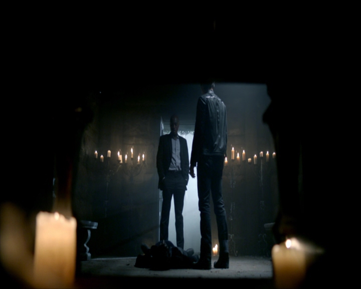 VampireDiaries-dot-nl_VampireDiaries-8x14ItsBeenAHellOfARide0027.jpg
