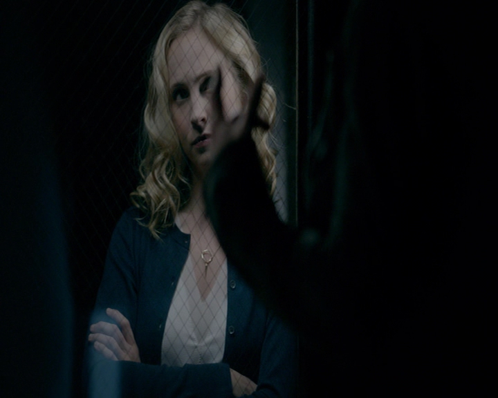 VampireDiaries-dot-nl_VampireDiaries-8x14ItsBeenAHellOfARide0528.jpg