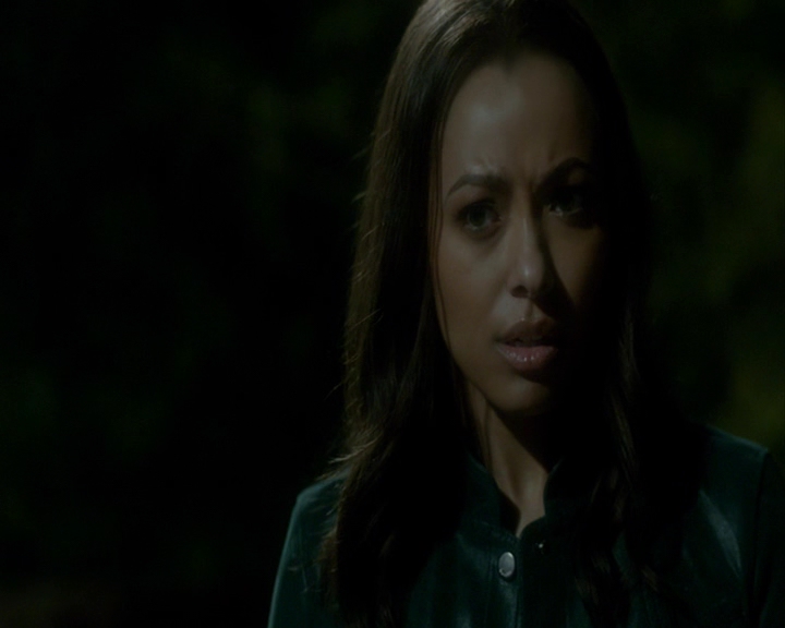 VampireDiaries-dot-nl_VampireDiaries-8x14ItsBeenAHellOfARide1594.jpg
