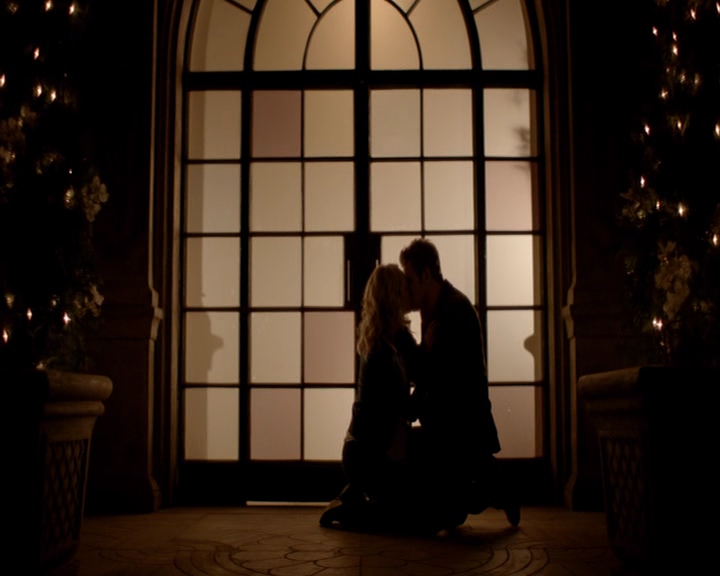 VampireDiaries-dot-nl_VampireDiaries-8x14ItsBeenAHellOfARide2108.jpg