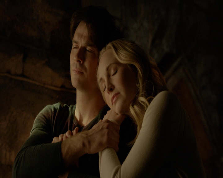 VampireDiaries-dot-nl_VampireDiaries-8x16IWasFeelingEpic1992.jpg