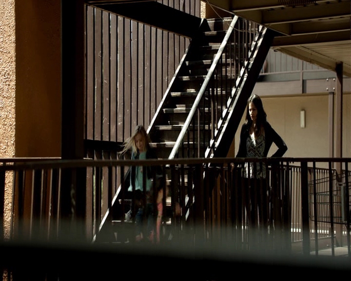 VampireDiaries-dot-nl_VampireDiaries-8x06DetouredOnSomeRandomBackwoodsPathToHell-deletedscenes0050.jpg