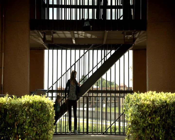 VampireDiaries-dot-nl_VampireDiaries-8x06DetouredOnSomeRandomBackwoodsPathToHell-deletedscenes0052.jpg