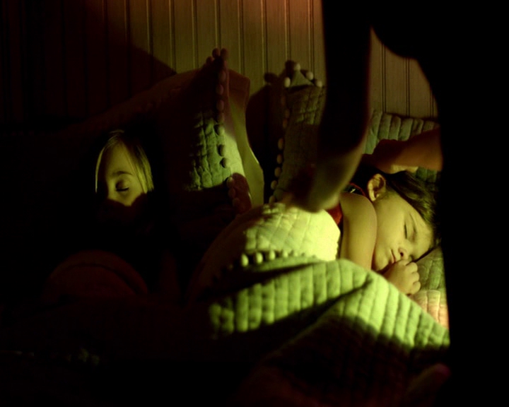 VampireDiaries-dot-nl_VampireDiaries-8x07TheNextTimeIHurtSomebodyItCouldBeYou-deletedscene0020.jpg