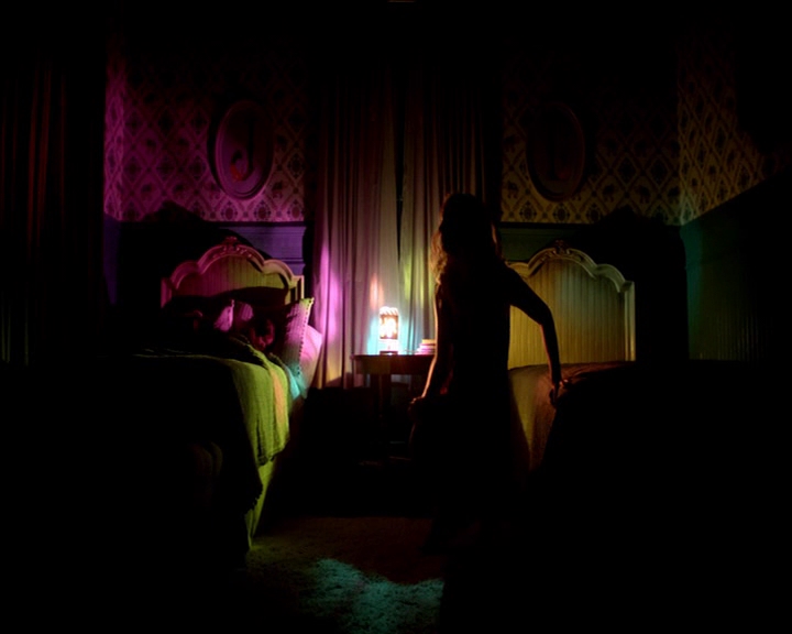 VampireDiaries-dot-nl_VampireDiaries-8x07TheNextTimeIHurtSomebodyItCouldBeYou-deletedscene0026.jpg