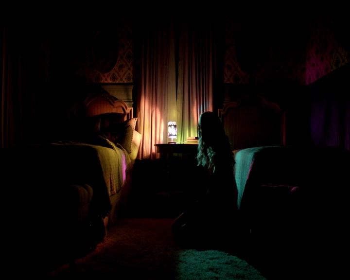 VampireDiaries-dot-nl_VampireDiaries-8x07TheNextTimeIHurtSomebodyItCouldBeYou-deletedscene0029.jpg