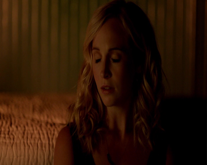 VampireDiaries-dot-nl_VampireDiaries-8x07TheNextTimeIHurtSomebodyItCouldBeYou-deletedscene0041.jpg