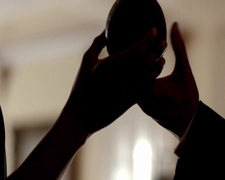 VampireDiaries-dot-nl_VampireDiaries-8x09TheSimpleIntimacyOfTheNearTouch-deletedscene0086.jpg