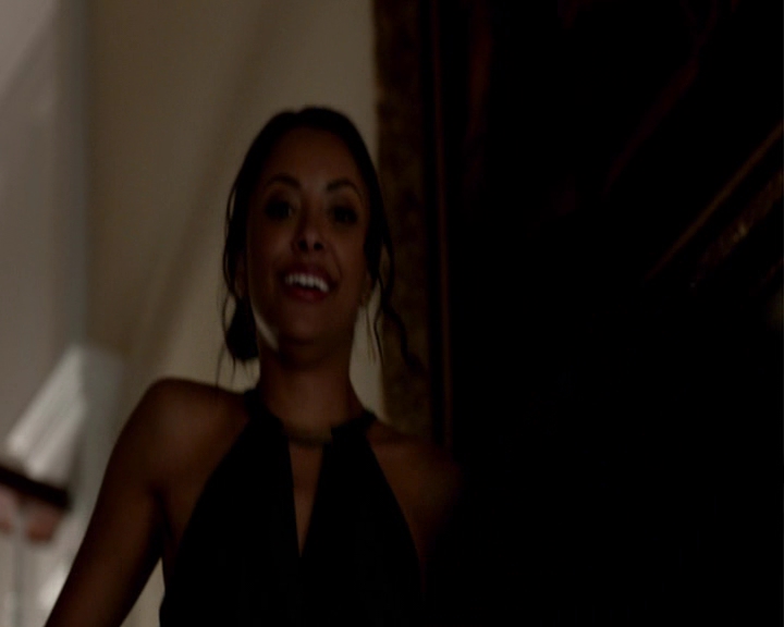 VampireDiaries-dot-nl_VampireDiaries-8x09TheSimpleIntimacyOfTheNearTouch-deletedscene0092.jpg