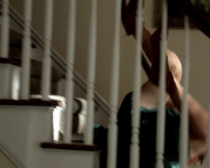 VampireDiaries-dot-nl_VampireDiaries-8x09TheSimpleIntimacyOfTheNearTouch-deletedscene0110.jpg