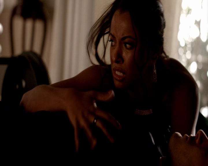 VampireDiaries-dot-nl_VampireDiaries-8x09TheSimpleIntimacyOfTheNearTouch-deletedscene0168.jpg