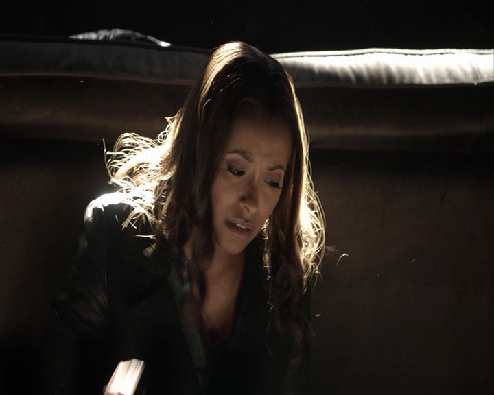 VampireDiaries-dot-nl_VampireDiaries-8x13TheLiesWillCatchUpToYou-deletedscene0022.jpg