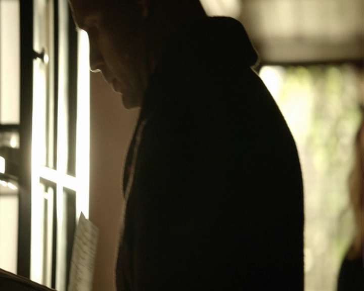 VampireDiaries-dot-nl_VampireDiaries-8x14ItsBeenAHellOfARide-deletedscenes0005.jpg