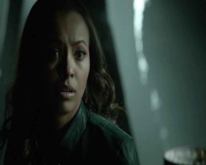 VampireDiaries-dot-nl_VampireDiaries-8x14ItsBeenAHellOfARide-deletedscenes0109.jpg