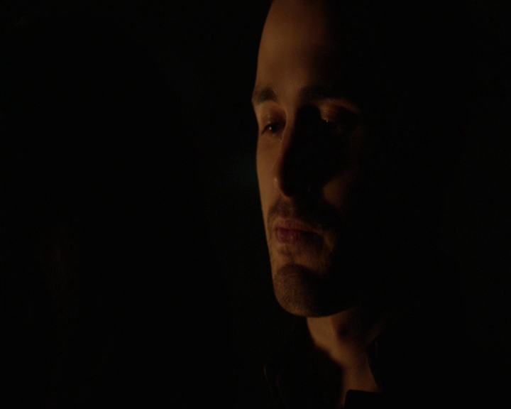 VampireDiaries-dot-nl_VampireDiaries-8x14ItsBeenAHellOfARide-deletedscenes0174.jpg