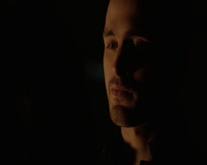 VampireDiaries-dot-nl_VampireDiaries-8x14ItsBeenAHellOfARide-deletedscenes0175.jpg