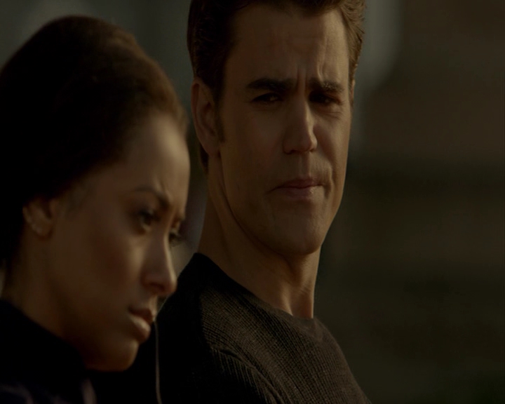 VampireDiaries-dot-nl_VampireDiaries-8x15WherePlanningAJuneWedding-deletedscenes0078.jpg