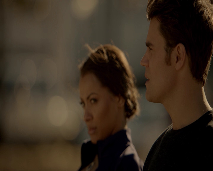 VampireDiaries-dot-nl_VampireDiaries-8x15WherePlanningAJuneWedding-deletedscenes0084.jpg