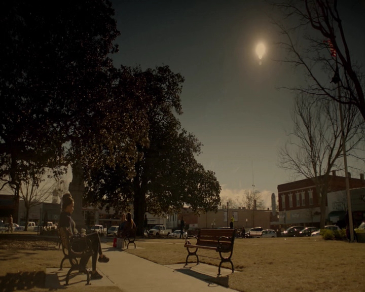 VampireDiaries-dot-nl_VampireDiaries-8x15WherePlanningAJuneWedding-deletedscenes0096.jpg