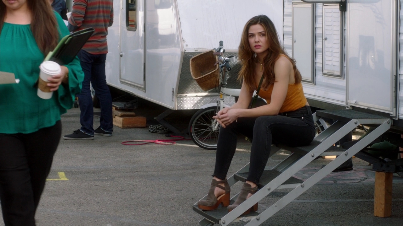 VampireDiariesWorld-dot-NL_FamousInLove2x06-1181.jpg VampireDiariesWorld-dot-NL_FamousInLove2x06-1181.jpg