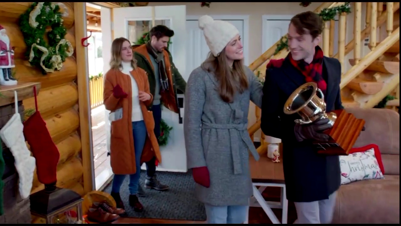 VampireDiariesWorld-CoupledUpForChristmas1243.jpg