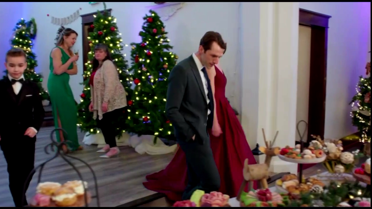 VampireDiariesWorld-CoupledUpForChristmas4818.jpg