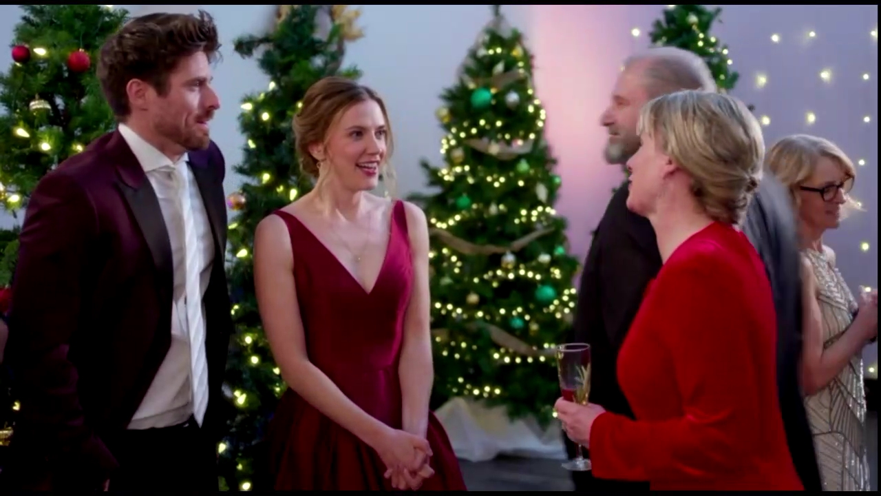 VampireDiariesWorld-CoupledUpForChristmas4985.jpg