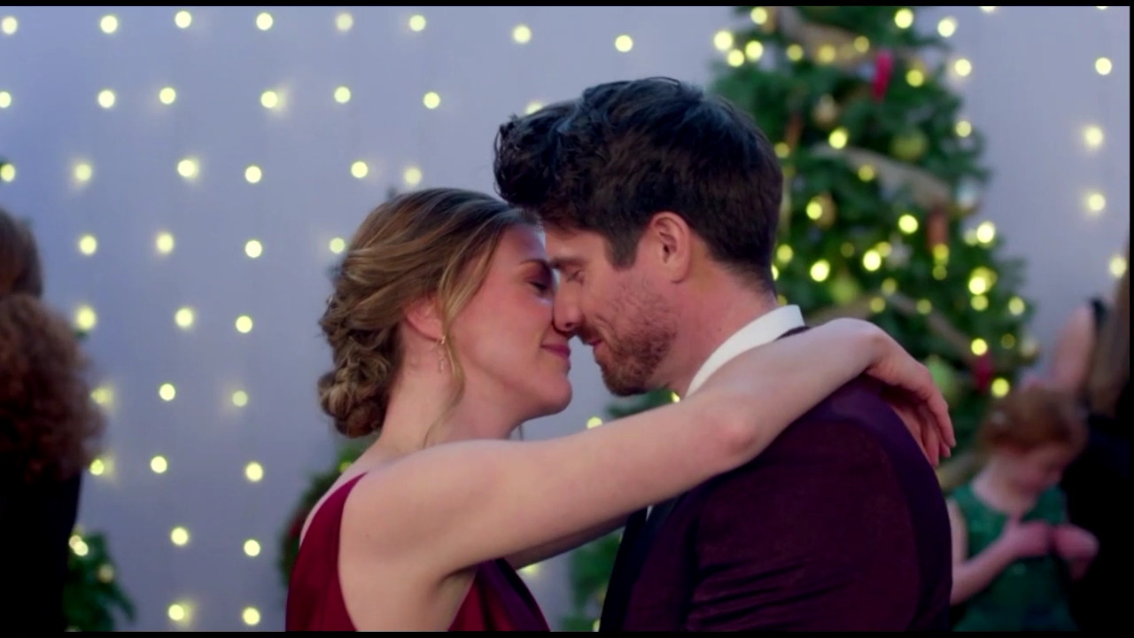 VampireDiariesWorld-CoupledUpForChristmas5030.jpg