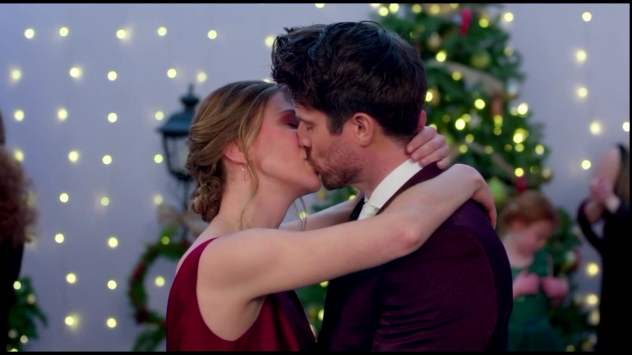 VampireDiariesWorld-CoupledUpForChristmas5031.jpg