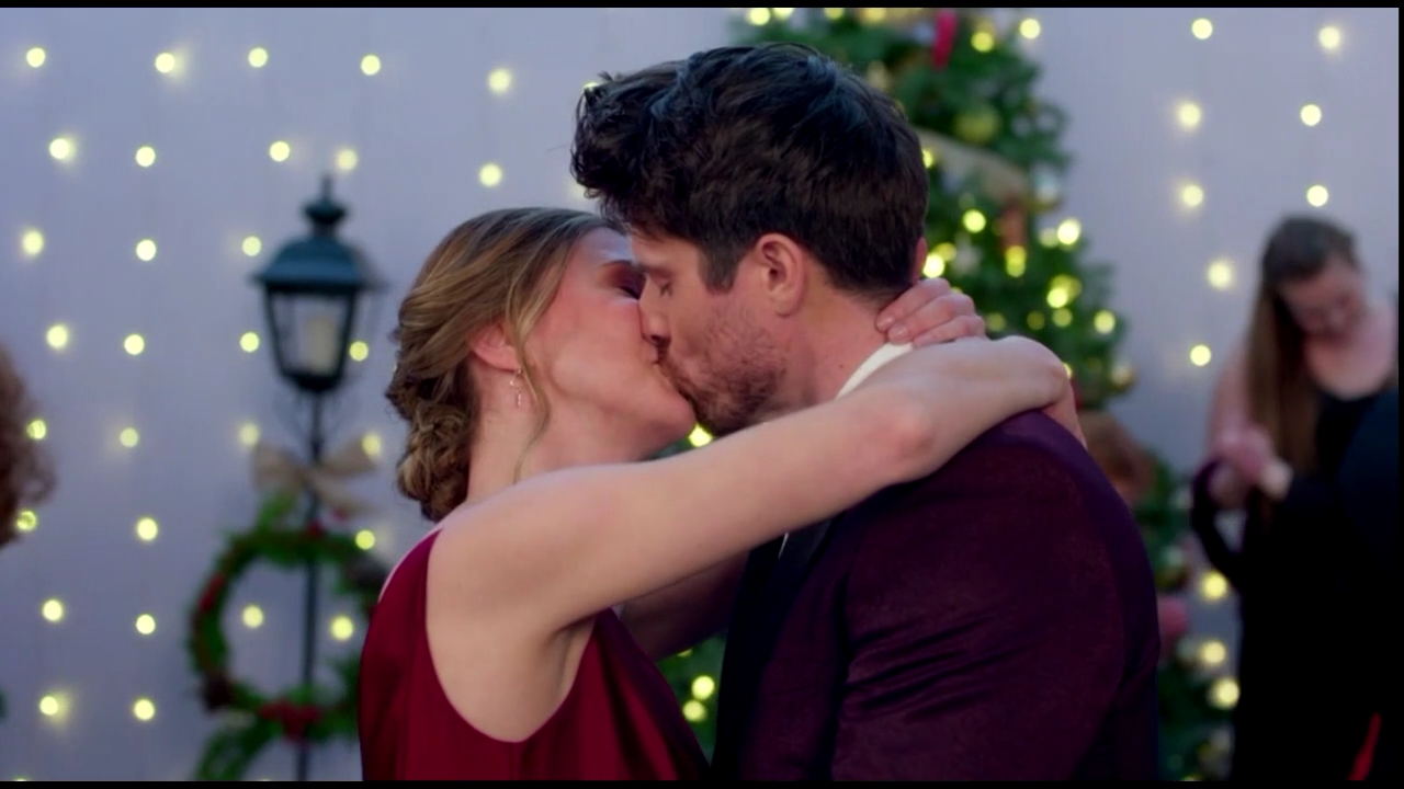 VampireDiariesWorld-CoupledUpForChristmas5033.jpg