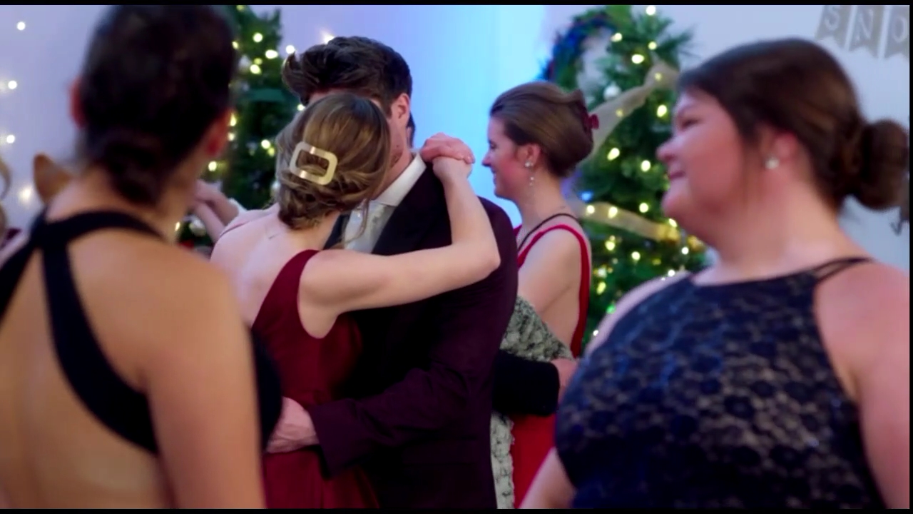 VampireDiariesWorld-CoupledUpForChristmas5044.jpg