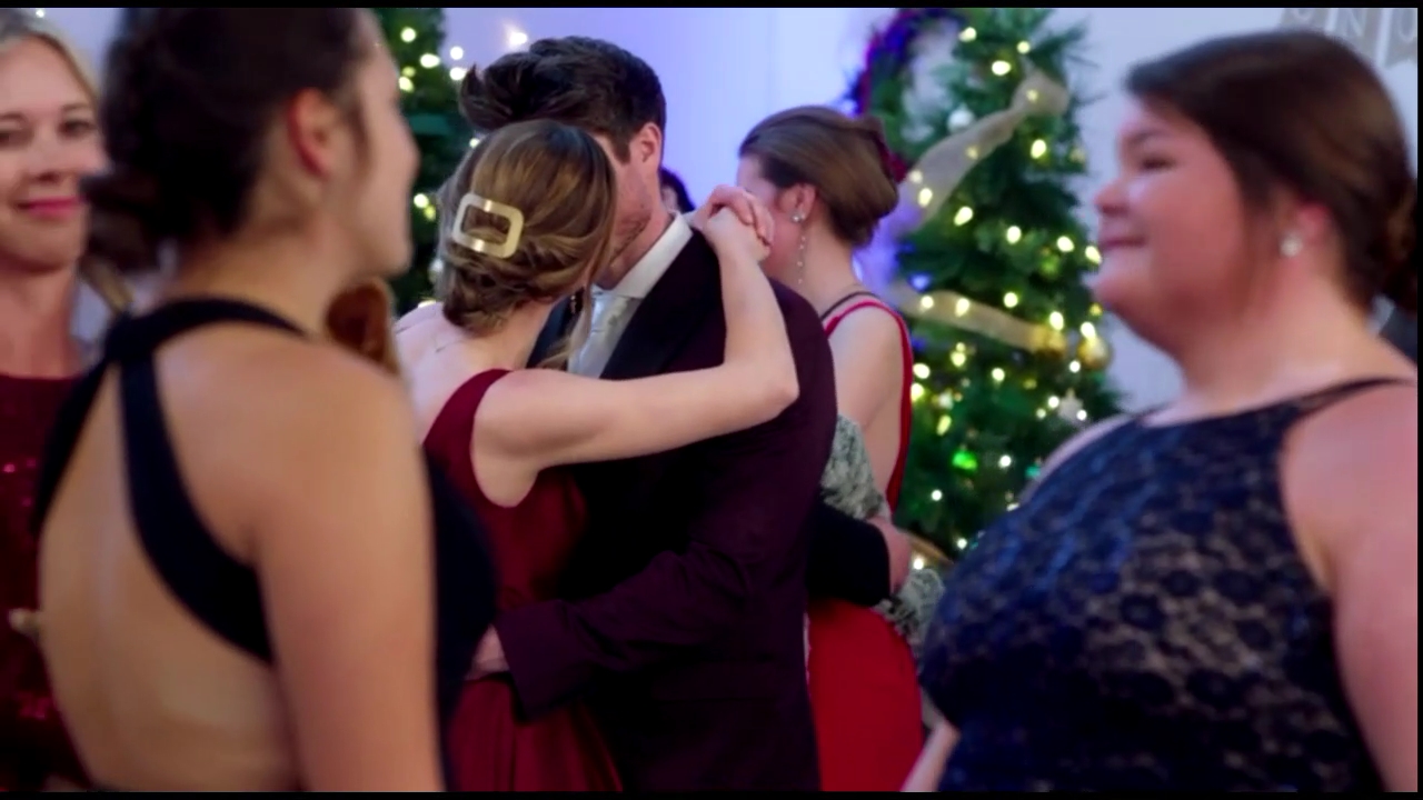 VampireDiariesWorld-CoupledUpForChristmas5045.jpg