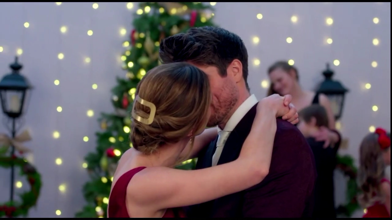 VampireDiariesWorld-CoupledUpForChristmas5046.jpg